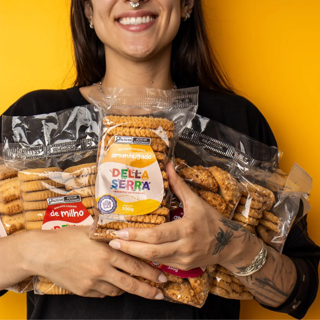 Mais de duas décadas preservando o sabor da tradição. Fundada em 1999, a Biscoitos Della Serra está localizada na charmosa Serra Gaúcha. Produzimos biscoitos artesanais com amor e dedicação, utilizando ingredientes selecionados e métodos que garantem qualidade e sabor incomparáveis.